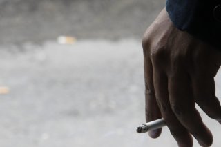 Les jeunes continuent d'être exposés, dans leur vie, à une banalisation de la consommation d'alcool et de tabac (image d'illustration).